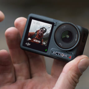 コンパクトサイズはそのままに描写性能を強化したアクションカメラ「DJI Osmo Action 4」