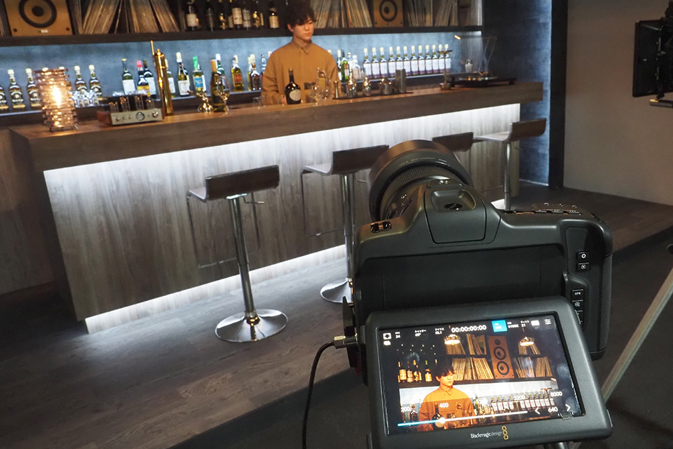 バーテンダーもいる！ バーカウンターで撮影体験ができるシグマブース