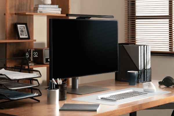 眼精疲労を軽減、モニターに取り付けて手元を照らすスリムなLEDライト