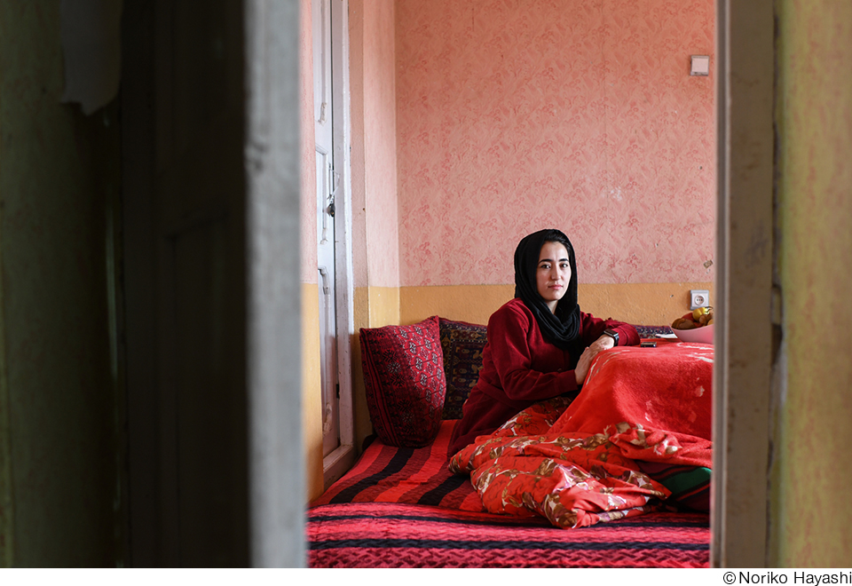 林典子作品展「In the Ashes, She Blooms − Portraits of Afghan Women」