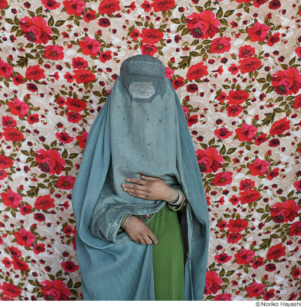 林典子作品展「In the Ashes, She Blooms − Portraits of Afghan Women」