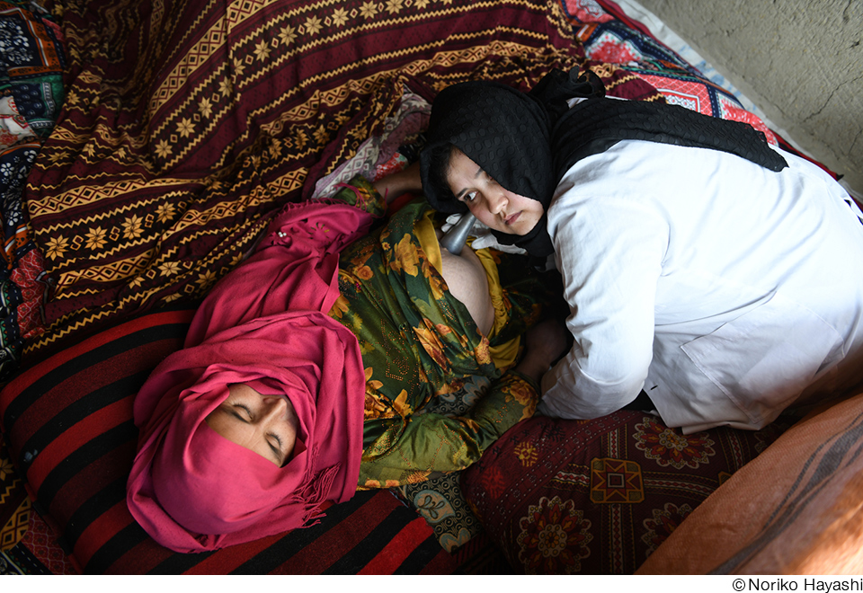 林典子作品展「In the Ashes, She Blooms − Portraits of Afghan Women」