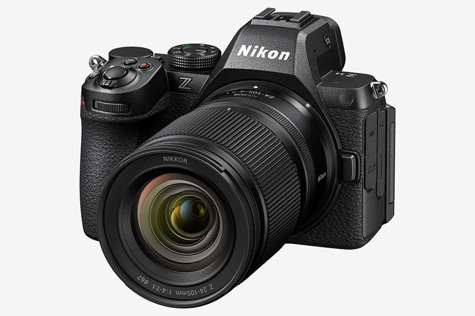 広角から中望遠までカバー、軽量で近接撮影にも強い標準ズームレンズ