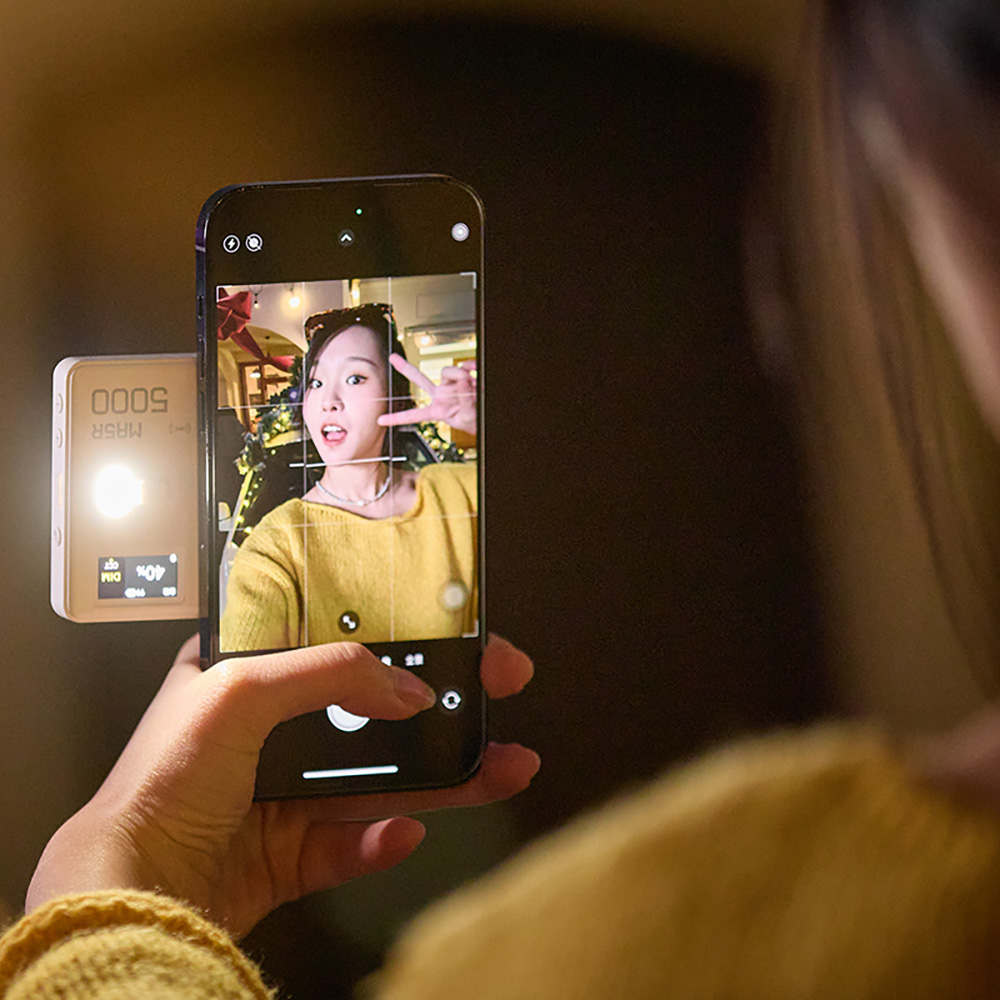 スマホ撮影の強い味方！ モバイルバッテリー機能搭載のLEDポケット