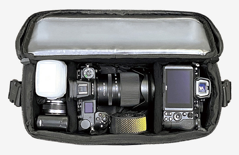 上下2段に仕切ることも可能！ レイアウト自在のスクエア型ショルダー