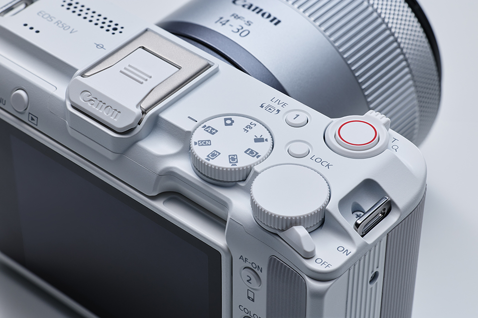EOS R50 V (ホワイト)・RF-S14-30 IS STM PZレンズキット