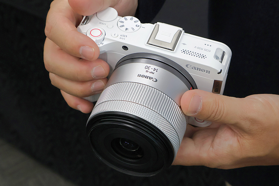 キヤノンのミラーレスカメラ「EOS R50 V」にホワイトモデルが新登場
