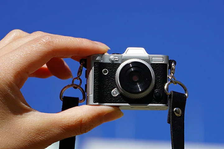 指でつまめる超小型！ 写真も動画も撮影できるアルミボディのミニ