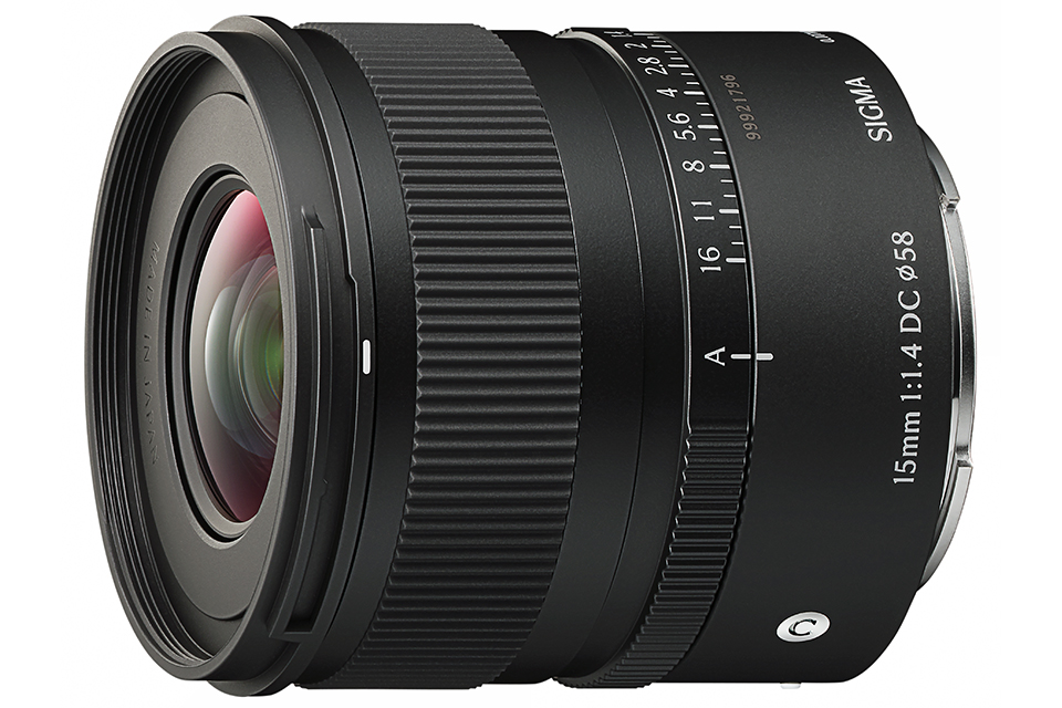 重さは従来機種の約半分！ 手のひらサイズの大口径広角レンズ「Sigma