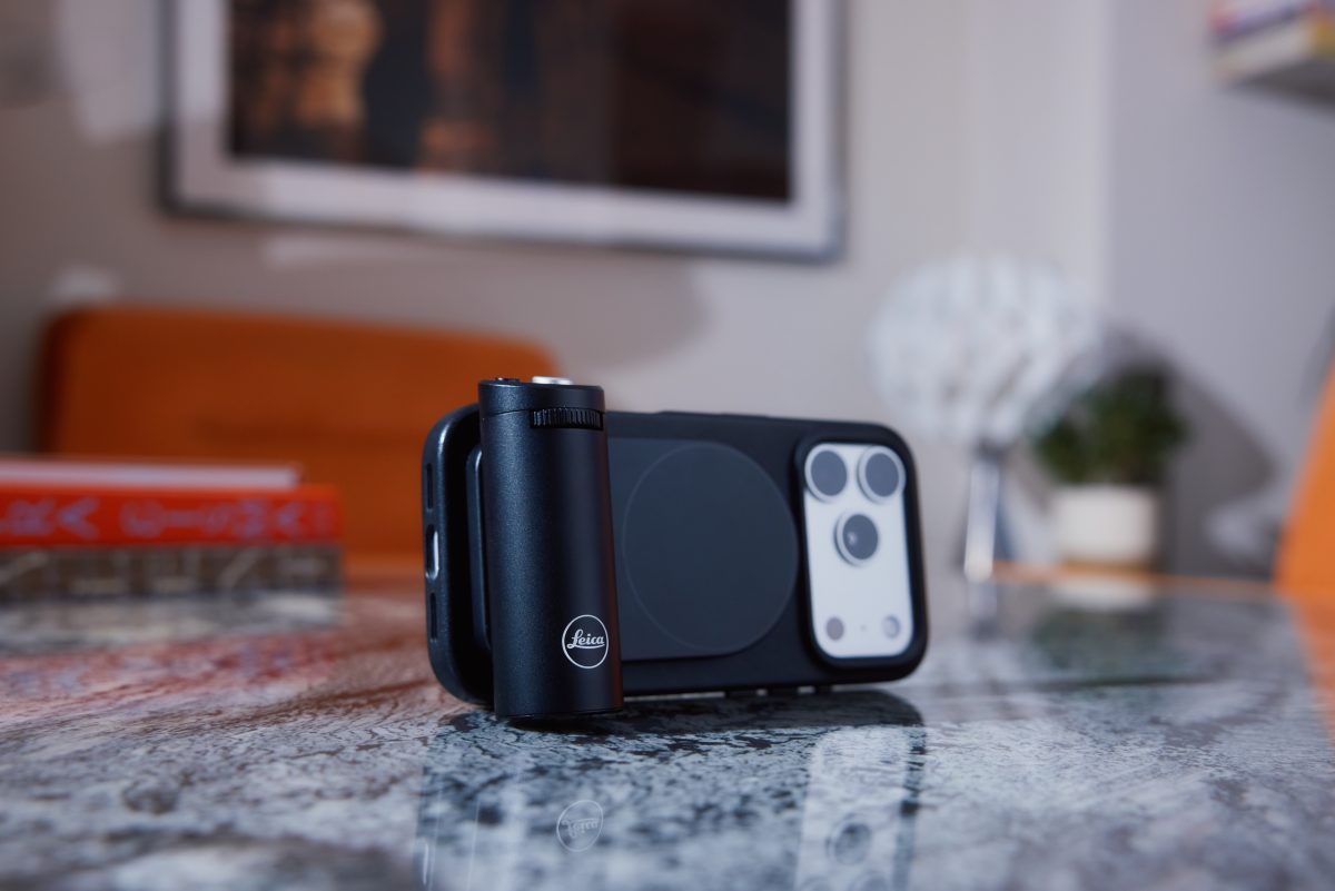Lライカ Leica V-LUX2 フード・ ベルト・皮ケース付き ライカのプレミアムiPhoneケースが登場！ 上質なブラックレザー製の