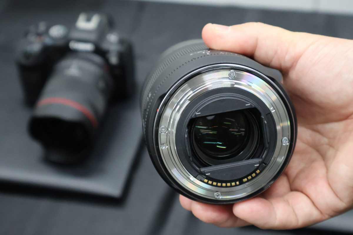 超広角14mmながら画面全域での高画質を実現！ 小型・軽量設計のF1.4大