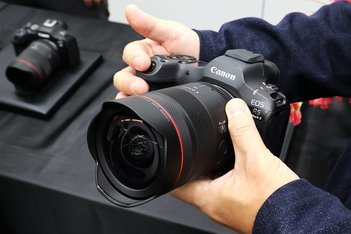 超広角14mmながら画面全域での高画質を実現！ 小型・軽量設計のF1.4大