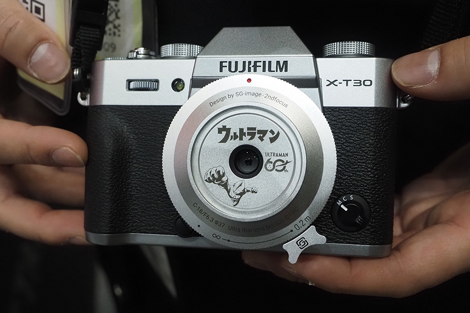 実売1万円台！ ウルトラマンとコラボした超薄型広角レンズ「SG-image