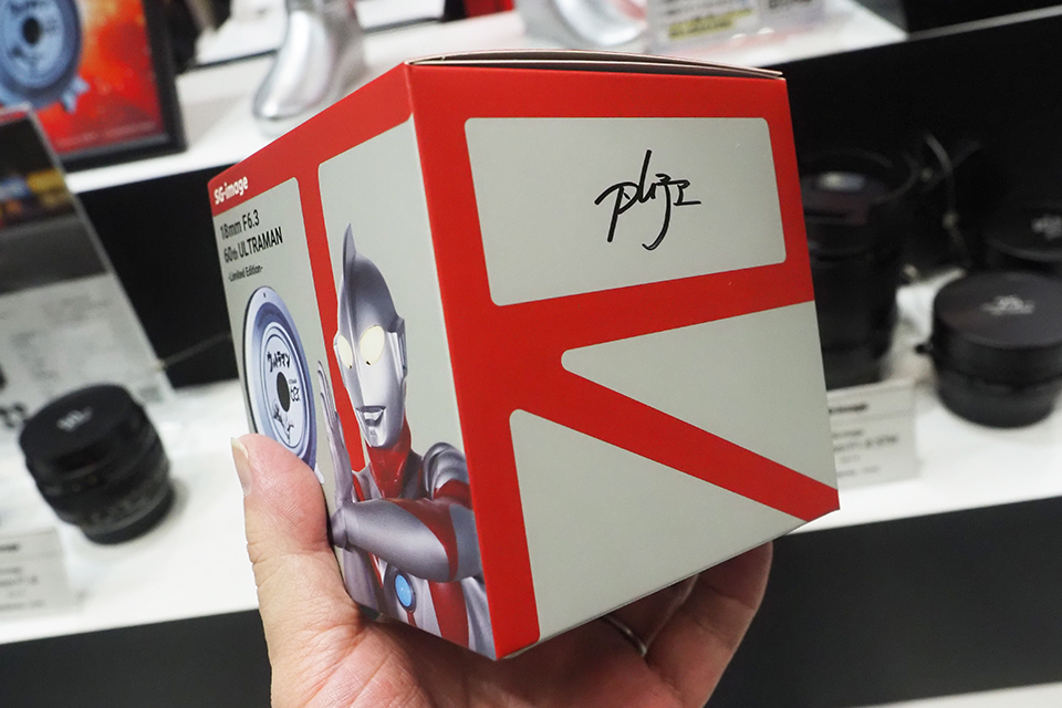実売1万円台！ ウルトラマンとコラボした超薄型広角レンズ「SG-image