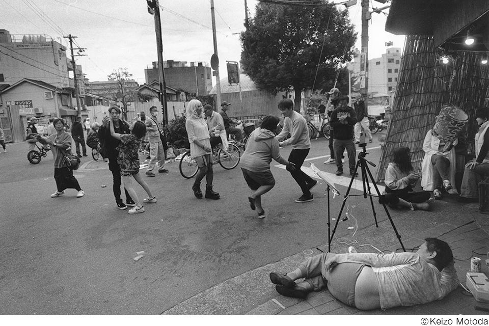 大阪・釜ヶ崎で出会った人々を写した 元田敬三写真展「SHORT HOPE