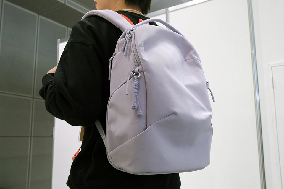 出し入れはトップと両サイドから！ 超軽量の撥水バックパック「PGYTECH