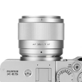 3万円台で買える！ 開放F1.7の標準レンズにシルバーモデルが登場