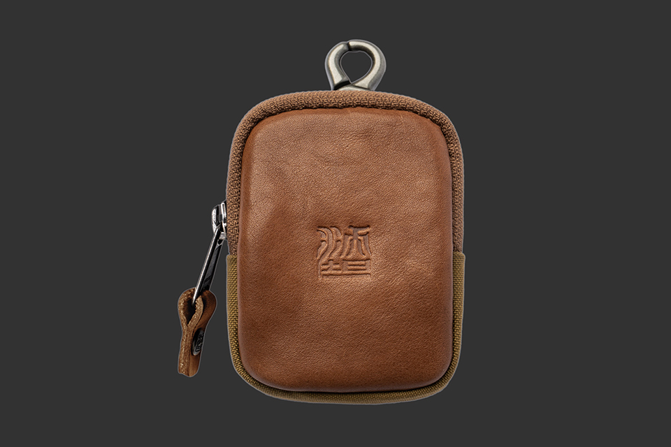 レザーの質感が際立つスリングバッグ「WOTANCRAFT パイロットレザー