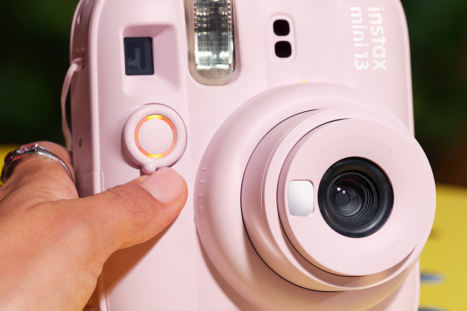 チェキ”のエントリーモデル「instax mini 13」を触ってみた！ セルフ