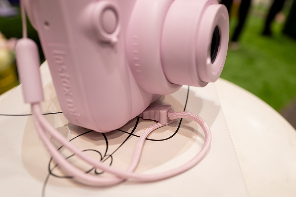 チェキ”のエントリーモデル「instax mini 13」を触ってみた！ セルフ