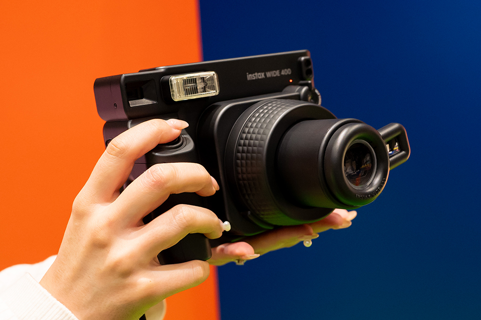 カンタン操作で大きな写真が撮れる“チェキ”「instax WIDE 400」にJET