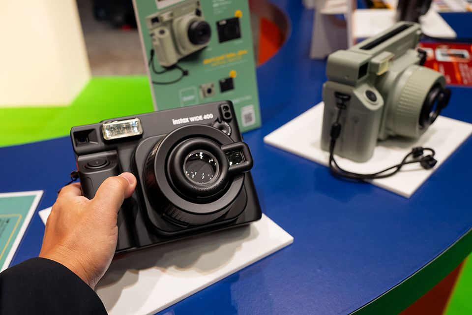 カンタン操作で大きな写真が撮れる“チェキ”「instax WIDE 400」にJET