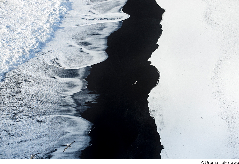 大地と人間の境界を越えた先にある世界へ誘う 竹沢うるま写真展