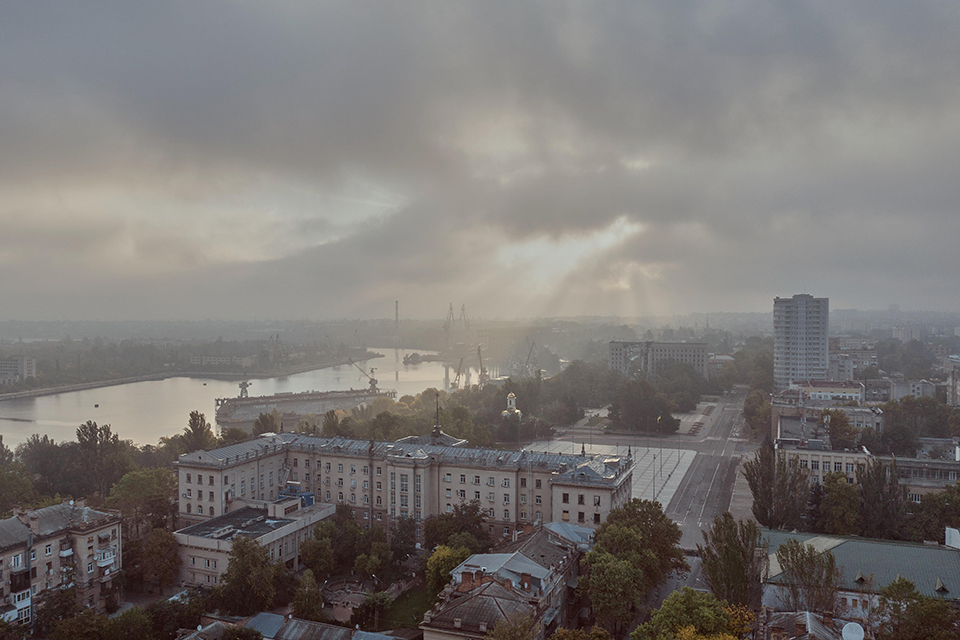 第34回林忠彦賞受賞記念写真展 : 佐々木 康「XEPCOH ヘルソン−ミサイルの降る夜に」