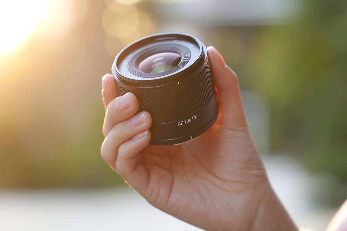 開放F1.8の明るさを3万円台で！ 軽くて小さな広角AFレンズ「TTArtisan