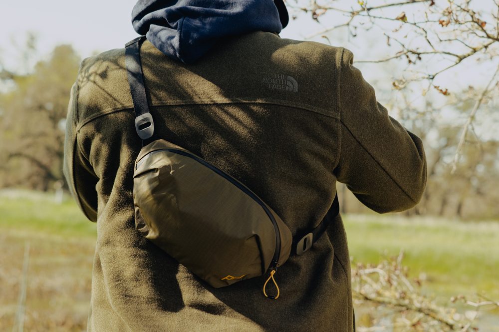 ウエストバッグにもなる超軽量スリングバッグ「Peak Design アウトドア