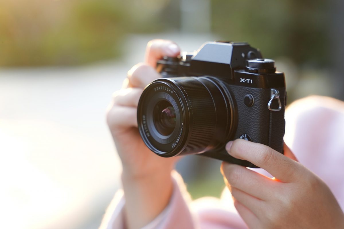 開放F1.8の明るさを3万円台で！ 軽くて小さな広角AFレンズ「TTArtisan
