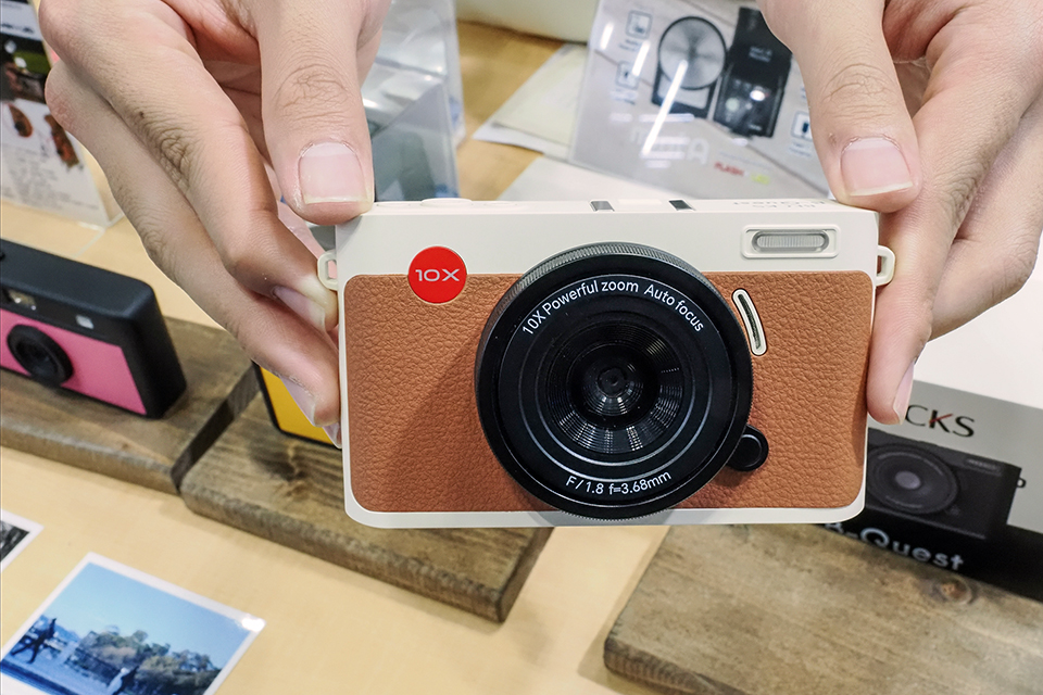 実売1万円台！ スマホ感覚で自撮りができるインカメラ搭載のコンパクト