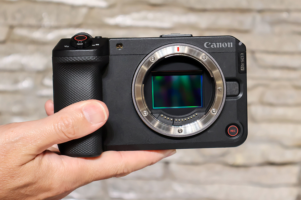 キヤノンVシリーズ初のフルサイズミラーレスカメラ「EOS R6 V」を触っ