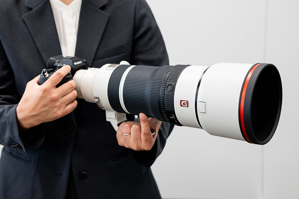 F4.5通しの超望遠ズームレンズ「ソニー FE 100-400mm F4.5 GM OSS」で