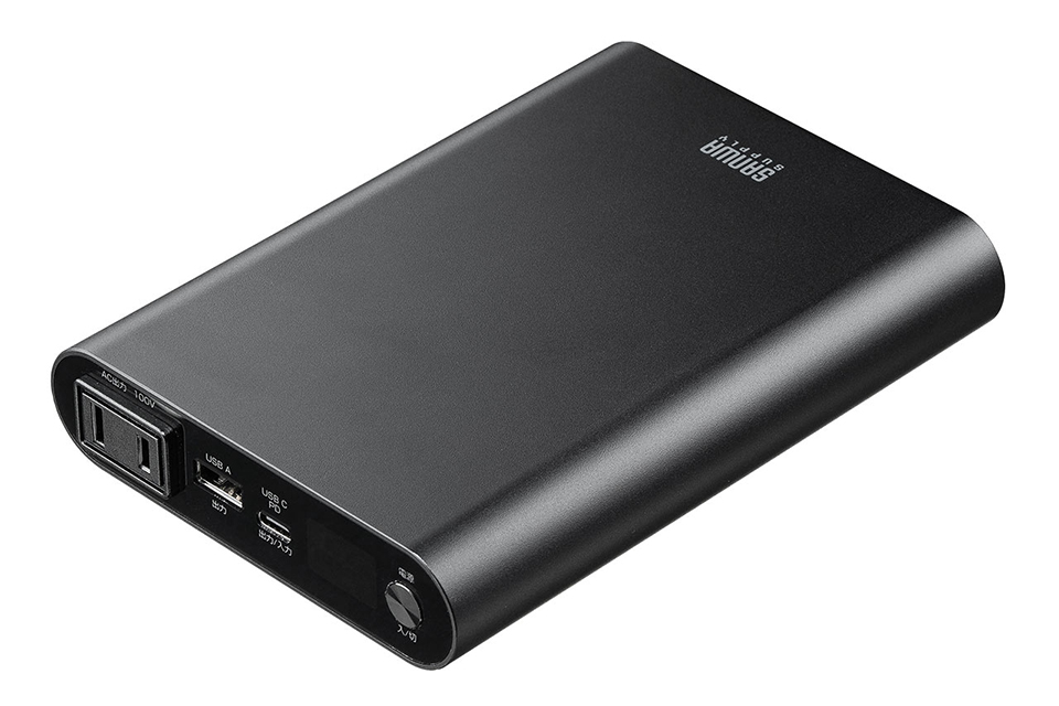 USBでもACコンセントでも使える薄型の大容量モバイルバッテリー「700