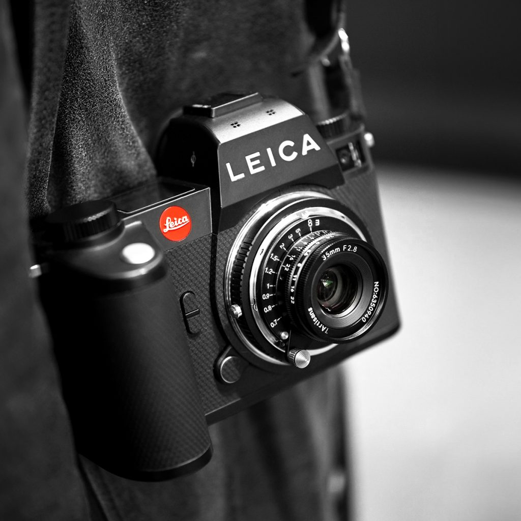 薄くて軽い35mm F2.8！ 持ち歩きやすさにこだわったフルサイズ対応