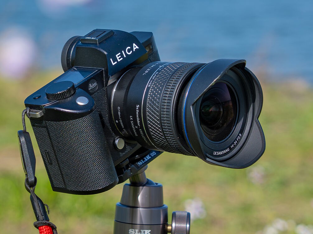 わずか441g “極軽” 超広角ズームが登場！ フロントフィルターを装着