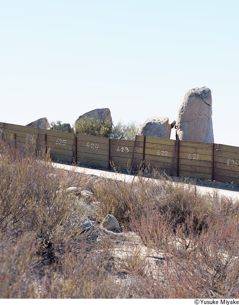 三宅祐介写真展「Border！ Border！ -Driving Along the Line-」