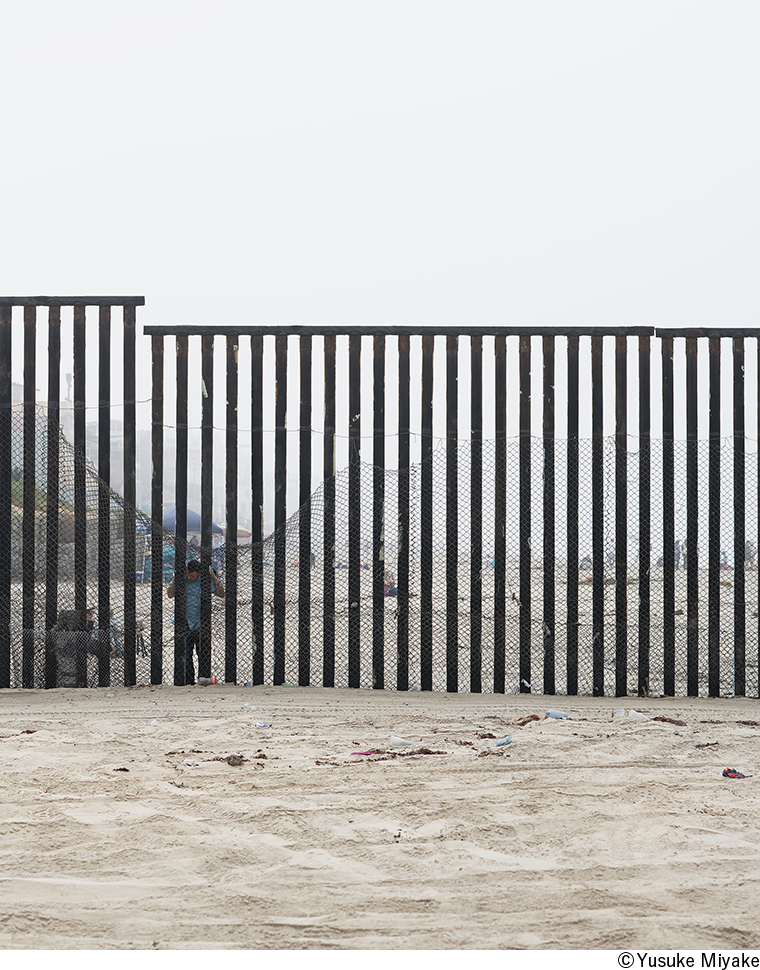 三宅祐介写真展「Border！ Border！ -Driving Along the Line-」