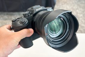 ハンズオン】約9年ぶりの新モデル「ソニー RX10 V」はココが進化した