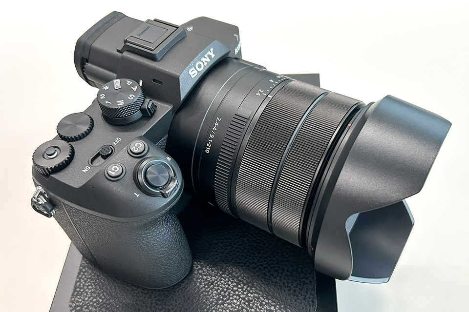 ハンズオン】約9年ぶりの新モデル「ソニー RX10 V」はココが進化した