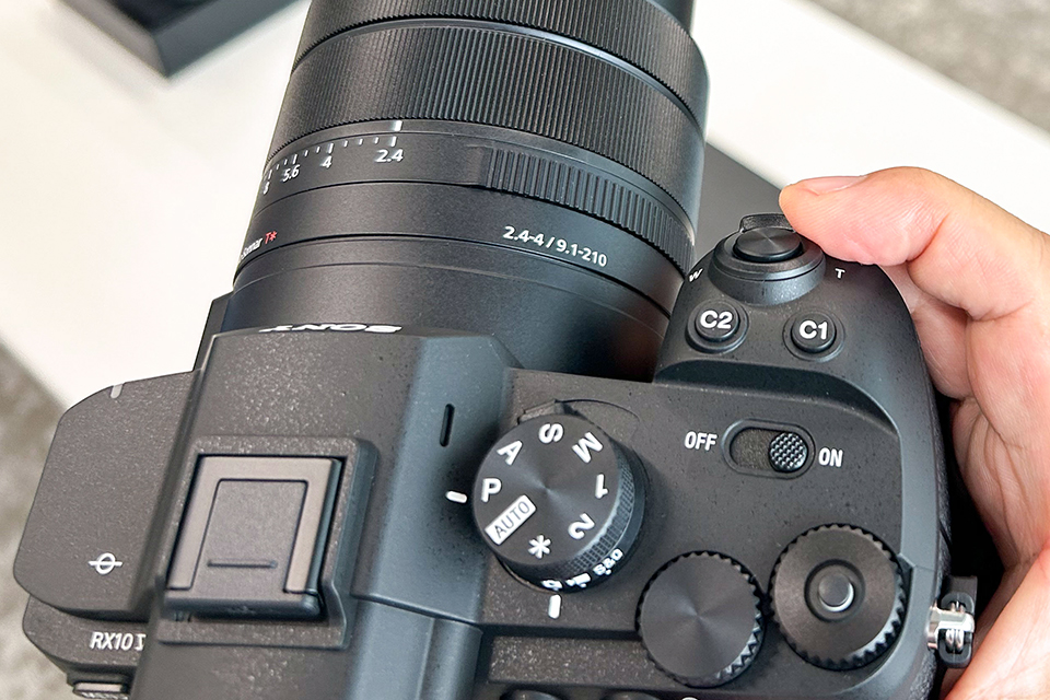 ハンズオン】約9年ぶりの新モデル「ソニー RX10 V」はココが進化した