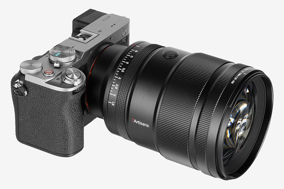 滑らかボケの大口径中望遠レンズ「7Artisans MAX AF 135mm F1.8」に