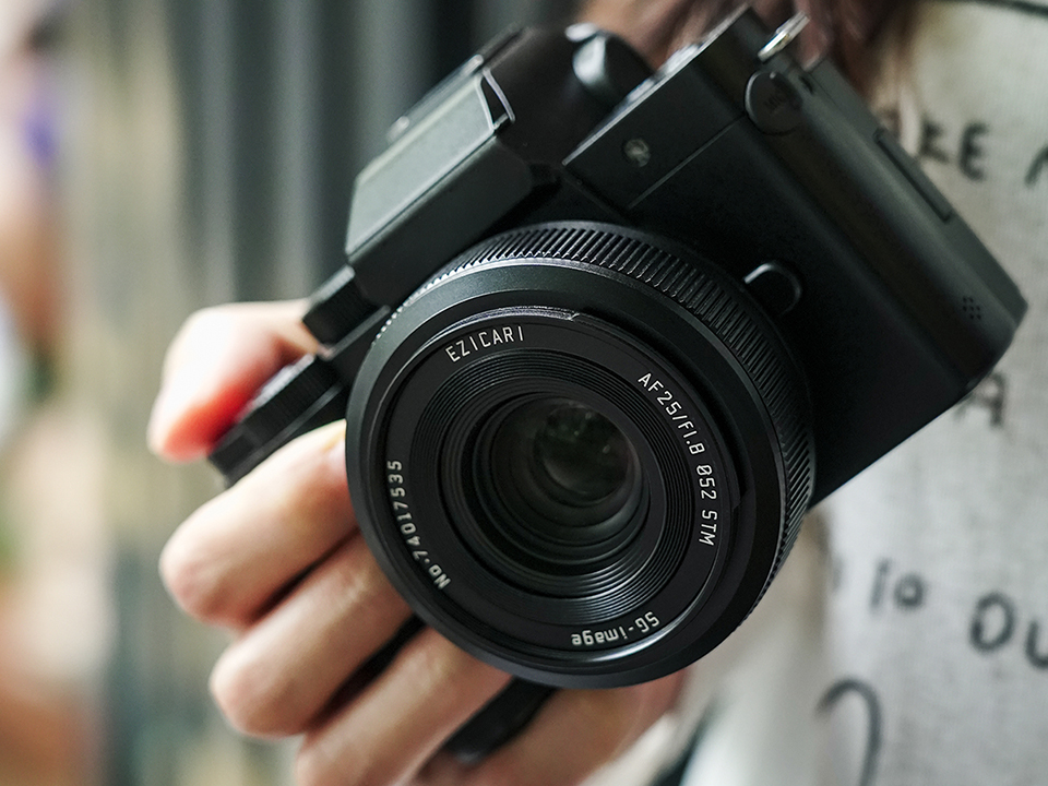 2万円台のコンパクトな大口径レンズ「SG-image AF 25mm F1.8」に