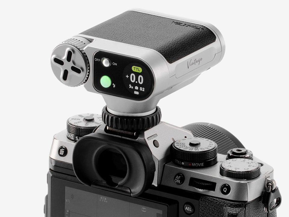 レトロなレザー調の小型フラッシュ「Viltrox Vintage Z1 Pro」TTLや