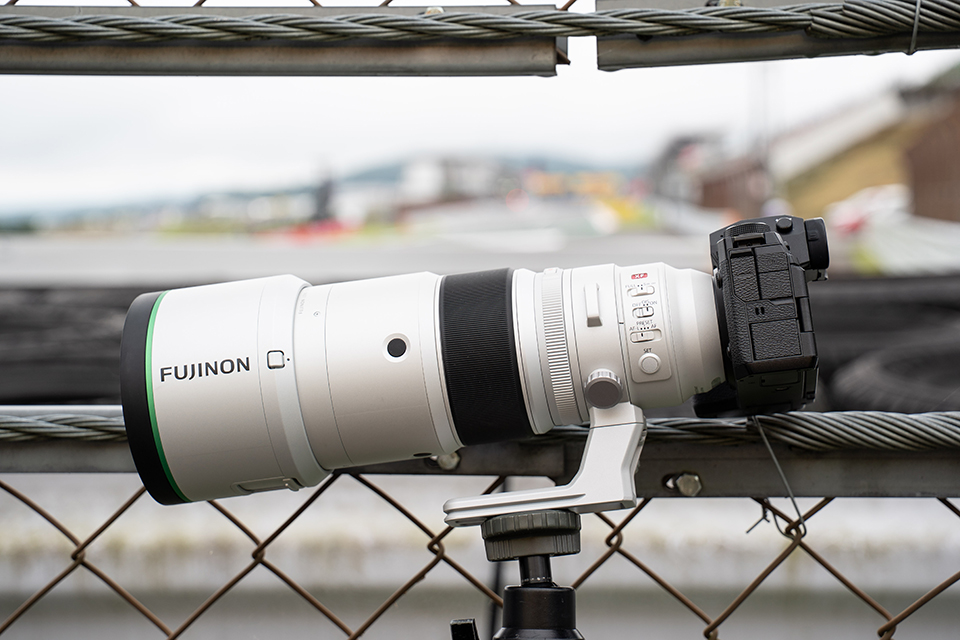 実写レビュー！ 超望遠レンズ「XF400mmF4.5 R LM OIS WR」はサーキット