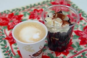 ↑奥のデザートにピントを合わせる。手前のコーヒーがボケることでより強調されている。