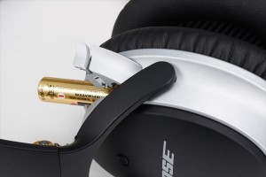 ↑ノイキャン機能は単4アル カリ電池1本で駆動する。約 35時間連続で使用可能だ