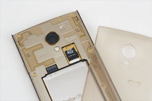 ↑背面カバーは透明なポリカーボネイト製。電池は取り外せる。microSDカードも装着可能だ