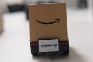 ↑トラック後部。積荷はAmazonの箱そのもの。ナンバープレートにはロゴがあしらわれています